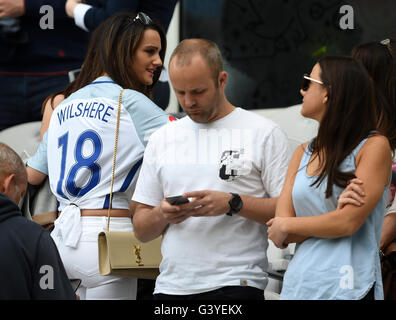 Jack Wilsheres Verlobte, Andriani Michael (links) auf den Rängen vor der UEFA Euro 2016, Gruppe B Spiel im Stade Felix Bollaert-Delelis, Objektiv. Stockfoto