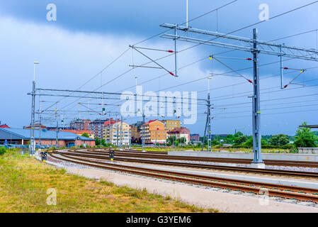 Karlskrona, Schweden - 16. Juni 2016: Der Eisenbahn-Hof direkt vor dem Bahnhofsgelände in der Stadt. Schweren und dunklen Wolken am Himmel. PA Stockfoto