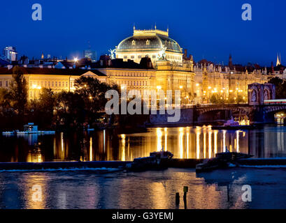 Das Nationaltheater in Prag in der Nacht Stockfoto