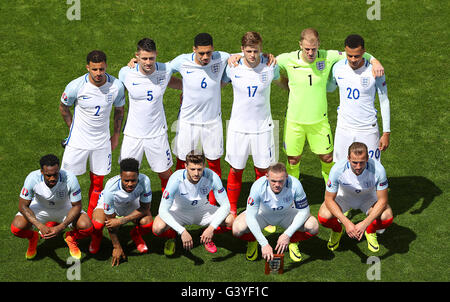 England-Team-Gruppe. Obere Reihe (von links nach rechts) Kyle Walker, Gary Cahill, Chris Smalling, Eric Dier, Joe Hart und Dele Alli. Untere Reihe (von links nach rechts) Danny Rose, Raheem Sterling, Adam Lallana, Wayne Rooney und Harry Kane vor der UEFA Euro 2016, Gruppe B Spiel im Stade Felix Bollaert-Delelis, Objektiv. Stockfoto