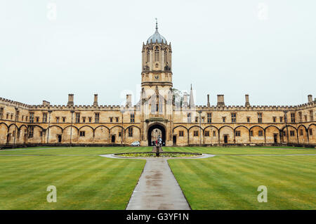 Oxford, Großbritannien - 12 August, 2015: Blick auf den zentralen Innenhof des Christ Church College in Oxford einen regnerischen Tag. Stockfoto