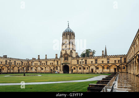 Oxford, UK - 12. August 2015: Blick auf den Ehrenhof des Christ Church College in Oxford einen regnerischen Tag. Stockfoto