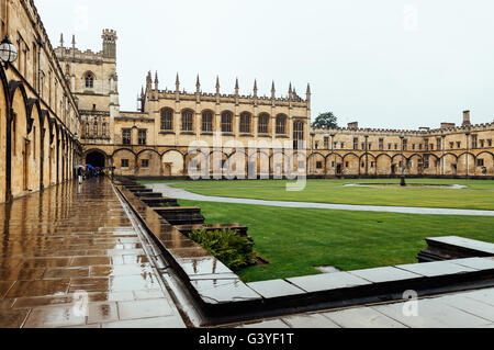 Oxford, UK - 12. August 2015: Blick auf den Ehrenhof des Christ Church College in Oxford einen regnerischen Tag. Stockfoto