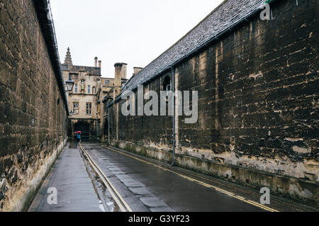 Oxford, UK - 12. August 2015: New College in Oxford ein Regentag Lane. Die Stadt ist bekannt als die Heimat der University of Oxford. Stockfoto