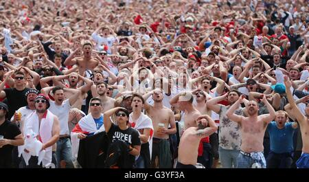 Fußball-Fans reagieren in der Fans-Zone in Lille, Frankreich, Englands Euro 2016 Zusammenstoß mit Wales zu beobachten. Stockfoto