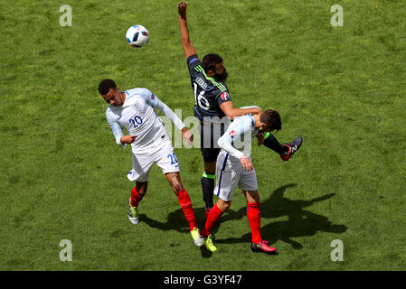 Wales' Joe Ledley (Mitte) kämpfen um den Ball mit Englands Dele Alli (links) und Adam Lallana (rechts) während der UEFA Euro 2016, Gruppe B entsprechen bei Stade Felix Bollaert-Delelis, Objektiv. Stockfoto