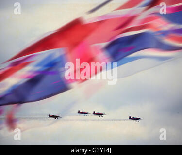 Großbritannien: Klingen Aerobatic Anzeige Mannschaft und Union Jack Stockfoto