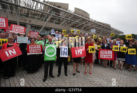 (Links-rechts) Scottish Green Leader Patrick Harvie, schottische konservative Führer Ruth Davidson, Scottish Labour Leader Kezia Dugdale und SNP Führer und erster Minister Nicola Sturgeon beitreten Abstimmung bleiben MSPs in Holyrood in Edinburgh, während eine pro-Europäische Union Rallye. Stockfoto