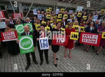 (Links-rechts) Scottish Green Leader Patrick Harvie, schottische konservative Führer Ruth Davidson, Scottish Labour Leader Kezia Dugdale und SNP Führer und erster Minister Nicola Sturgeon beitreten Abstimmung bleiben MSPs in Holyrood in Edinburgh, während eine pro-Europäische Union Rallye. Stockfoto