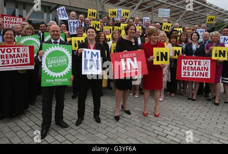 (Links-rechts) Scottish Green Leader Patrick Harvie, schottische konservative Führer Ruth Davidson, Scottish Labour Leader Kezia Dugdale und SNP Führer und erster Minister Nicola Sturgeon beitreten Abstimmung bleiben MSPs in Holyrood in Edinburgh, während eine pro-Europäische Union Rallye. Stockfoto