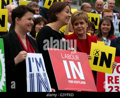 (Links-rechts) Schottische konservative Führer Ruth Davidson, Scottish Labour Leader Kezia Dugdale und SNP Führer und erster Minister Nicola Sturgeon join Abstimmung bleiben MSPs im Holyrood in Edinburgh, während eine Pro - Europäische Union Rallye. Stockfoto