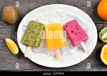 Eis am Stiel-Eis aus Früchten auf Teller, Ansicht von oben Stockfoto