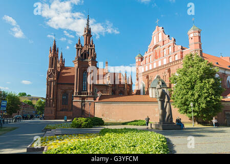 VILNIUS, Litauen - 7. Juni 2016: St.-Annen Kirche und Heiligen Franziskus und Bernhardin Kirche und Adam Mitskevich Statue in Viln Stockfoto