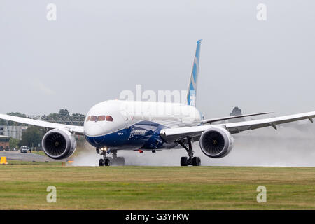 Boeing 787-9 "Dreamliner" kommerzielle Fluggesellschaft Flugzeuge N789EX Anzeige auf der Farnborough International Airshow. Stockfoto