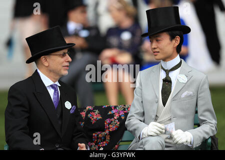 Racegoers, Dmitry Bosley (links), bei Tag drei der Royal Ascot 2016, in Ascot Pferderennbahn. Stockfoto