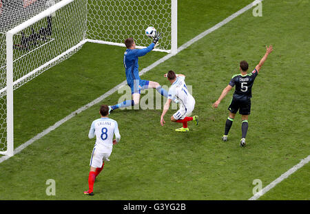 Englands Jamie Vardy erzielte seinen ersten Seiten-gal des Spiels während der UEFA Euro 2016, Gruppe B entsprechen bei Stade Felix Bollaert-Delelis, Objektiv. Stockfoto