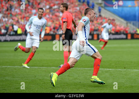 Englands Jamie Vardy feiert scoring seiner Seite das erste Tor des Spiels während der UEFA Euro 2016, Gruppe B Spiel im Stade Felix Bollaert-Delelis, Objektiv. Stockfoto