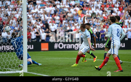 Englands Jamie Vardy Partituren seiner Seite das erste Tor des Spiels während der UEFA Euro 2016, Gruppe B entsprechen bei Stade Felix Bollaert-Delelis, Objektiv. Stockfoto