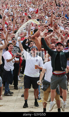 Fußball-Fans reagieren in der Fans-Zone in Lille, Frankreich, nach England Punktzahl während der Euro 2016 mit Wales Zusammenstoß. Stockfoto