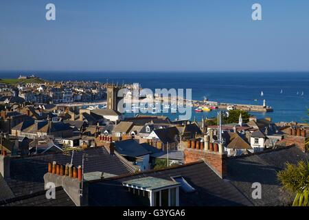 Kirche St. Ives und alten Hafen im Sommer Sonnenschein, Cornwall, England, UK, GB Stockfoto