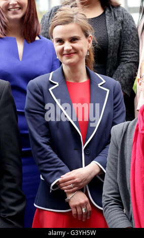 Vorher unveröffentlichte Foto datiert 05.12.15 Labour MP Jo Cox, der Augenzeuge sagte in Birstall in der Nähe von Leeds, angeschossen wurde. ... Jo Cox schießen... 05.12.2015... London... UK... Bildnachweis sollte lauten: Yui Mok/PA Wire. Eindeutige Referenz-Nr. 26627508... Ausgabedatum: Donnerstag, 16. Juni 2016. Sehen Sie Geschichte der PA Polizei MP. Bildnachweis sollte lauten: Yui Mok/PA Wire Stockfoto