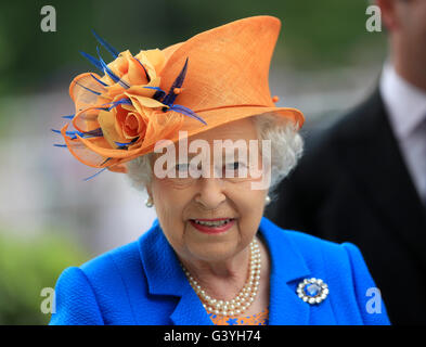 Königin Elizabeth II am Tag drei des Royal Ascot 2016 auf dem Ascot Racecourse. Stockfoto