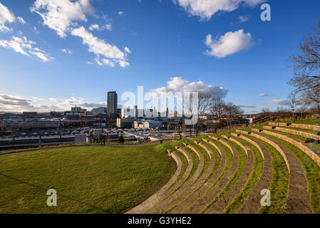 Die Skyline der Stadt von Sheffield, South Yorkshire, gesehen vom Amphitheater oberhalb der Stadt Hauptbahnhof, England UK Stockfoto