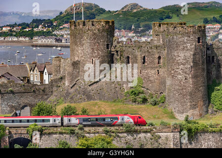 Conwy Castle Clwyd Nord-Wales am Fluss Conwy. Conway Virgin Voyager Zug. Stockfoto