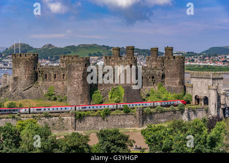 Conwy Castle Clwyd Nord-Wales am Fluss Conwy. Conway Virgin Voyager Zug. Stockfoto