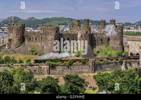 Conwy Castle Clwyd Nord-Wales am Fluss Conwy. Conway die Flying Scotsman Dampflok Zug Stockfoto