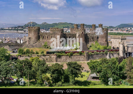 Conwy Castle Clwyd Nord-Wales am Fluss Conwy. Conway die Flying Scotsman Dampflok Zug Stockfoto