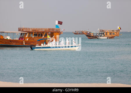 Matrosen verlassen ihre Dhow am Ende des Senyar Wettbewerbs, Katara Cultural Village, Doha. Stockfoto