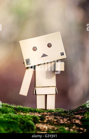 Ein Danbo Danboard fiktive Roboter Figur stehend auf einem Ast bedeckt in Flechten Stockfoto