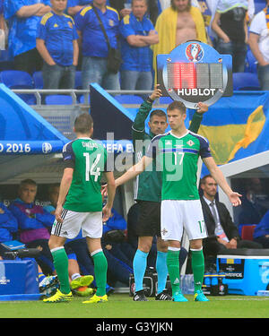 Nordirlands Stuart Dallas wird während der UEFA Euro 2016, Gruppe C Spiel im Parc Olympique Lyon, Lyon aus Northern Ireland Paddy McNair ersetzt. Stockfoto