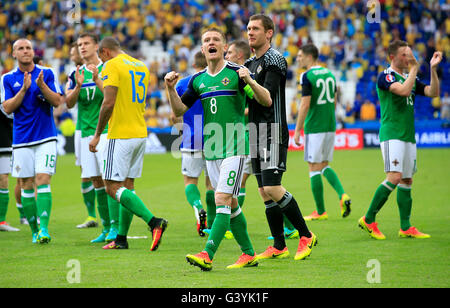 Northern Ireland Steven Davis feiert nach dem Schlusspfiff der UEFA Euro 2016, Gruppe C Spiel im Parc Olympique Lyon, Lyon. Stockfoto