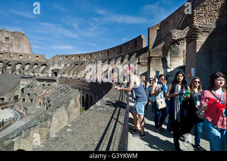 Touristen in das Kolosseum Rom Italien Mai 2016 Stockfoto