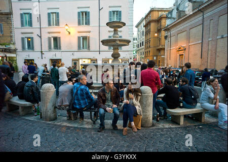 Nachtleben auf den Straßen von Rom Stockfoto