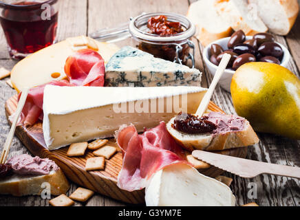 Antipasti-Teller mit verschiedenen Fleisch und Käse Produkte auf Holzbrett Stockfoto