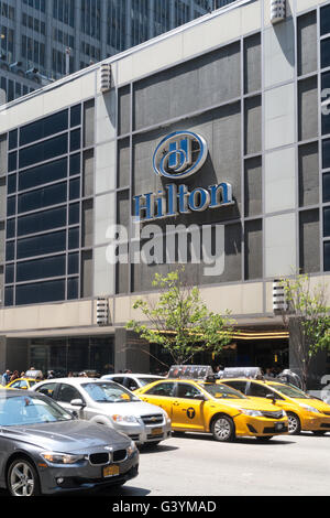 Hilton Hotel und Straßenverkehr, Avenue of Americas, NYC, USA Stockfoto