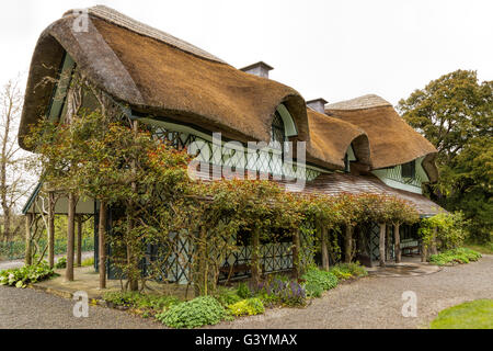 Swiss Cottage, betrachtet aus dem Garten, gelegen am Kilcommon, in der Nähe der Stadt Cahir, County Tipperary, Irland. Stockfoto