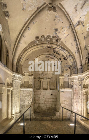 Blick ins St. Cormac' s Kapelle, an der Rock of Cashel mit alten Fresken und geschnitzte Figuren, County Tipperary, Irland. Stockfoto