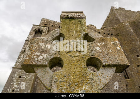 Irische hohe Kreuz mit keltischen Motiven bei der Rock of Cashel, auch bekannt als die Könige & St. Patrick's Rock Cashel, Tipperary, Irland. Stockfoto