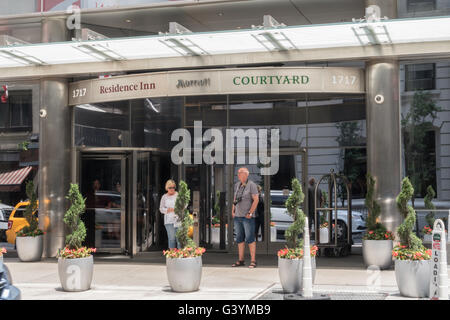 Touristen in Front of Residence Inn by Marriott auf West 54th Street, NYC Stockfoto