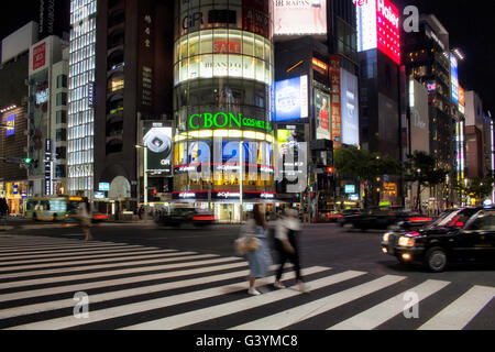 Tokio - Mai 2016: Menschen in verschwommene Bewegung in Luxus-shopping-Bezirk Ginza am 28. Mai 2016 Stockfoto