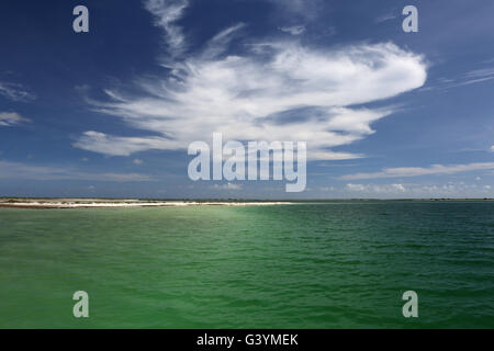 Weiße flauschige Wolke über dem smaragdgrünen Lagune Wasser, Weihnachtsinsel, Kiribati Stockfoto