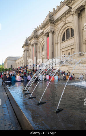 Wasser-Brunnen vor dem Metropolitan Museum of Art, New York City, mit Massen von Menschen sitzen auf den Stufen. Stockfoto