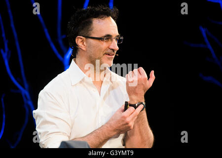 Professor Noel Fitzpatrick, Neuro-orthopädischen Tierarzt irischen Weltklasse-Spezialist. Fernseh-Persönlichkeit, anlässlich der Hay Festival Samstag, 28. Mai 2016 Stockfoto