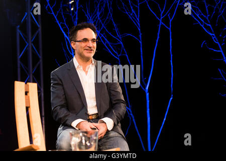 Professor Noel Fitzpatrick, Neuro-orthopädischen Tierarzt irischen Weltklasse-Spezialist. Fernseh-Persönlichkeit, anlässlich der Hay Festival Samstag, 28. Mai 2016 Stockfoto