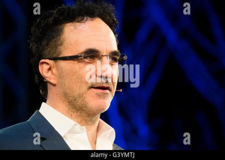 Professor Noel Fitzpatrick, Neuro-orthopädischen Tierarzt irischen Weltklasse-Spezialist. Fernseh-Persönlichkeit, anlässlich der Hay Festival Samstag, 28. Mai 2016 Stockfoto