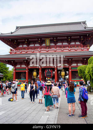 Menschen besuchen Senso-Ji in Asakusa, Tokio Stockfoto